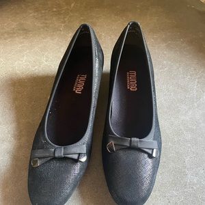 Black heel wedge pump - bow